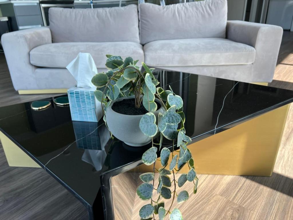 Hollywood Sign View 2 Bed 2 Bath Premium Corner — Photos 3